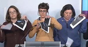 Депутаты каталонского парламента демонстративно порвали фото короля