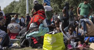 Беженцы штурмуют границы