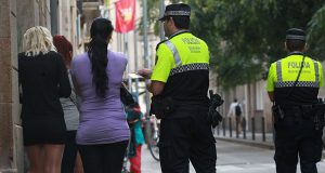Полиция Барселоны начала штрафовать тех, кто пользуется услугами проституток