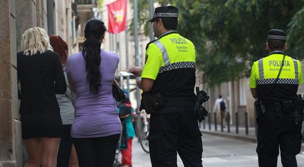 Полиция Барселоны начала штрафовать тех, кто пользуется услугами проституток