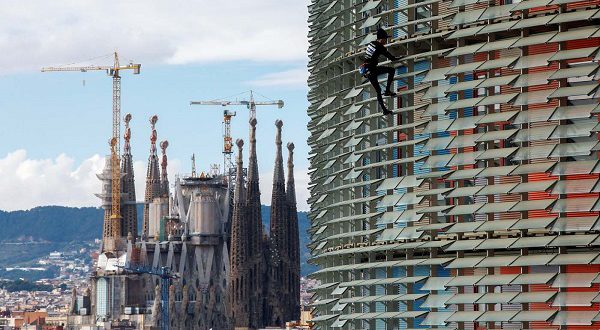 Приехавший из Франции «Человек-паук» покорил очередную «высотку» в Барселоне