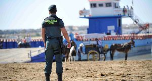 Гражданская гвардия Испании говорит отпускникам: «Не теряй голову!»