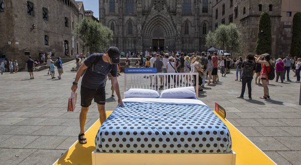 На улицах Барселоны появились кровати