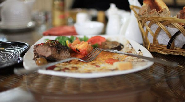 Закон обяжет ресторации делиться излишкам пищи с малоимущими