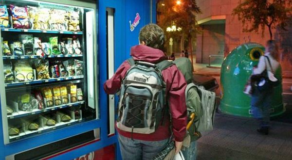 В школах Валенсии автоматы с пирожными «перепрофилируют» на фрукты