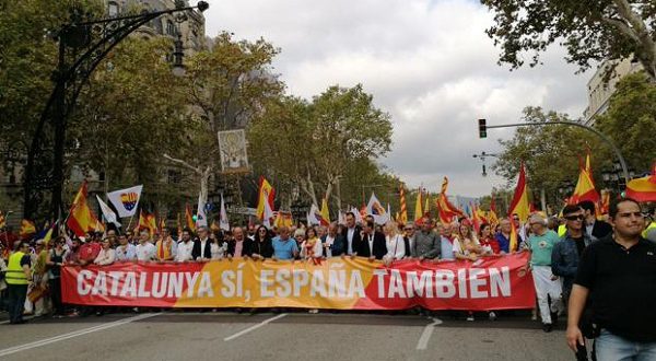 На приуроченный ко Дню Испании на военный парад пришло много участников и зрителей