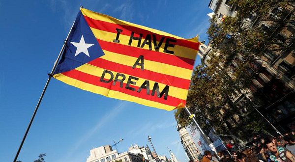 Каталонцы выражают свой протест против действий полиции