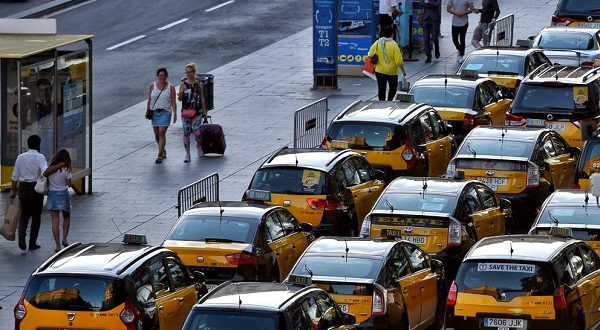 Таксисты-официалы провели очередную акцию протеста против Uber и Cabify
