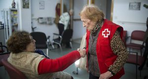 Старейший волонтер Красного Креста в свои 102 года готова продолжить работу