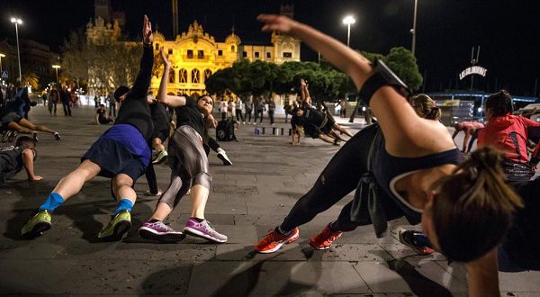 Любители спорта выходят на улицы Барселоны ночью