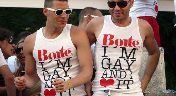 Начато расследование массовой «эпидемии» в мадридской полиции во время гей-парада
