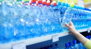 Торговая сеть Supersano прекратила продажи воды в пластиковой таре
