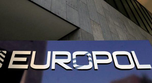 Европол и полиция задержали банду, наживавшуюся на беженцах