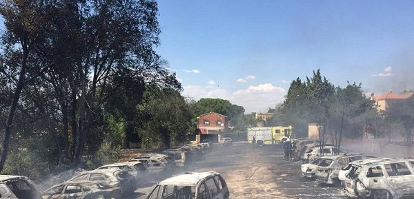 32 автомашины сгорели на парковке неподалеку от аэропорта Барахас