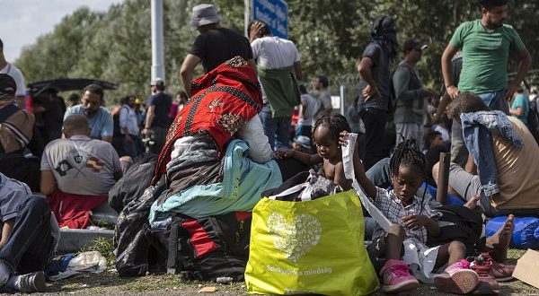 Беженцы штурмуют границы