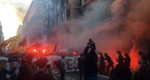 Студенты Барселоны выступили с протестной акцией