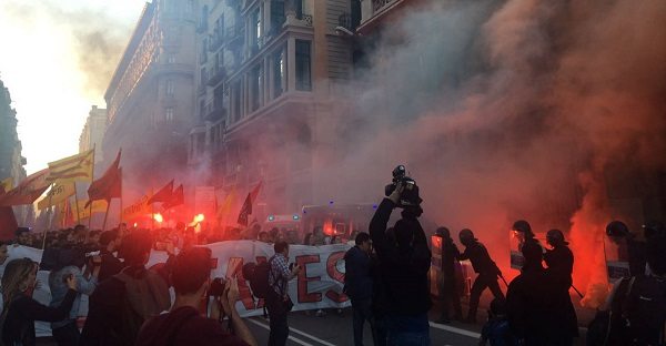 Студенты Барселоны выступили с протестной акцией