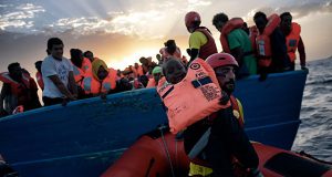 Испанские спасатели подобрали более 450 беженцев за последние несколько дней.