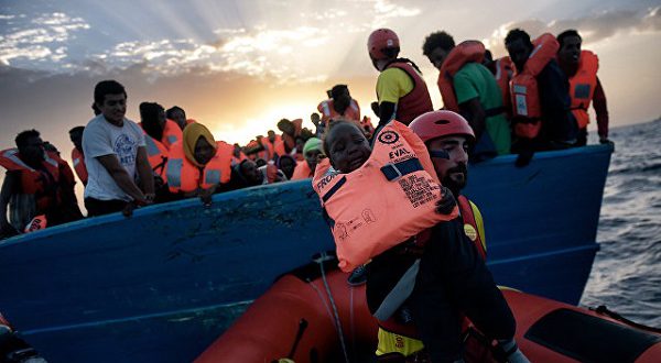 Испанские спасатели подобрали более 450 беженцев за последние несколько дней.