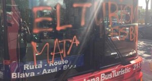Туристический автобус в Барселоне разгромлен «туристофобами»