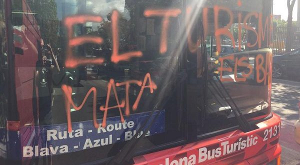 Туристический автобус в Барселоне разгромлен «туристофобами»