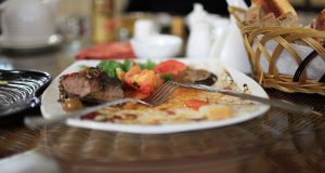 Закон обяжет ресторации делиться излишкам пищи с малоимущими