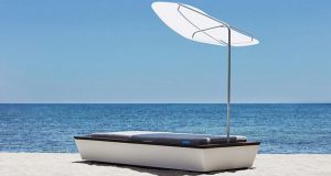 На одном из пляжей Ибицы можно отдохнуть на шезлонге стоимостью 50 000 евро