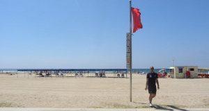 Игнорирование красного флага обойдется купальщикам в 400 евро