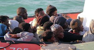Испанскую границу близ Сеуты штурмуют мигранты