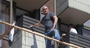 На ирландца наложен штраф в 600 евро за прыжок с балкона