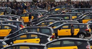 Новый виток противостоянии таксистов Барселоны и сервисов Uber и Cabify