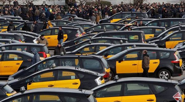 Новый виток противостоянии таксистов Барселоны и сервисов Uber и Cabify